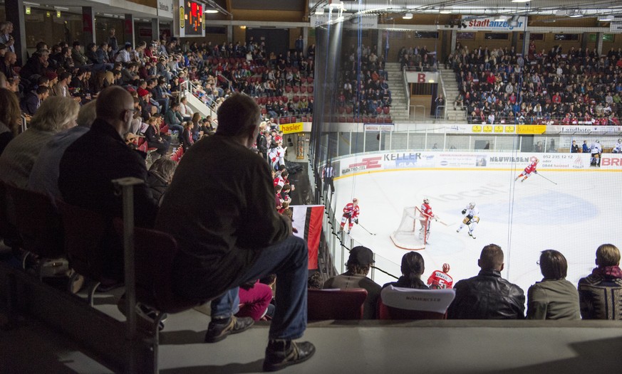 Gaeste verfolgen die erste Runde des Swiss Ice Hockey Cup zwischen dem EHC Winterthur und dem EV Zug am Mittwoch, 1. Oktober 2014, in der Eishalle Deutweg in Winterthur, Schweiz. (KEYSTONE/Ennio Leanz ...