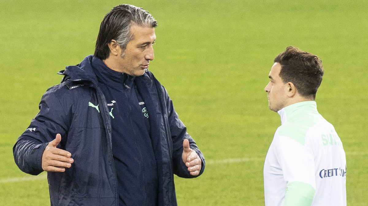 epa09581960 Switzerland's head coach Murat Yakin (L) gives instructions to Xherdan Shaqiri (R) during their team's training session in Luzern, Switzerland, 14 November 2021. Switzerland will ...