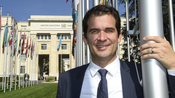 Le Suisse Nils Melzer, pose pour le photographe, ce mercredi 28 septembre 2016 dans l&#039;allee des drapeaux devant le Palais des Nations a Geneve. Nils Melzer, gere actuellement la Chaire de droits  ...