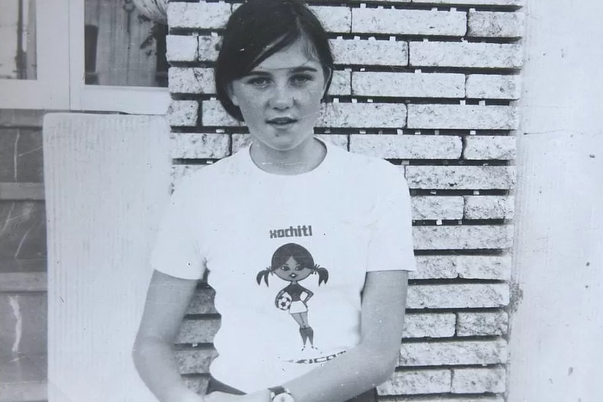 Mit 13 Jahren spielte Leah Caleb für England an der WM 1971. Hier posiert sie in einem Trikot mit Turnier-Maskottchen Xochitl.