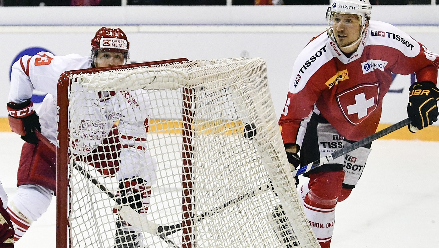 Switzerland’s Damien Brunner, right, scores to 2:1 against Denmark’s Nichlas Hardt during a friendly ice hockey game between Switzerland and Denmark, at the ice hall in La Chaux-de-Fonds, Switzerland, ...