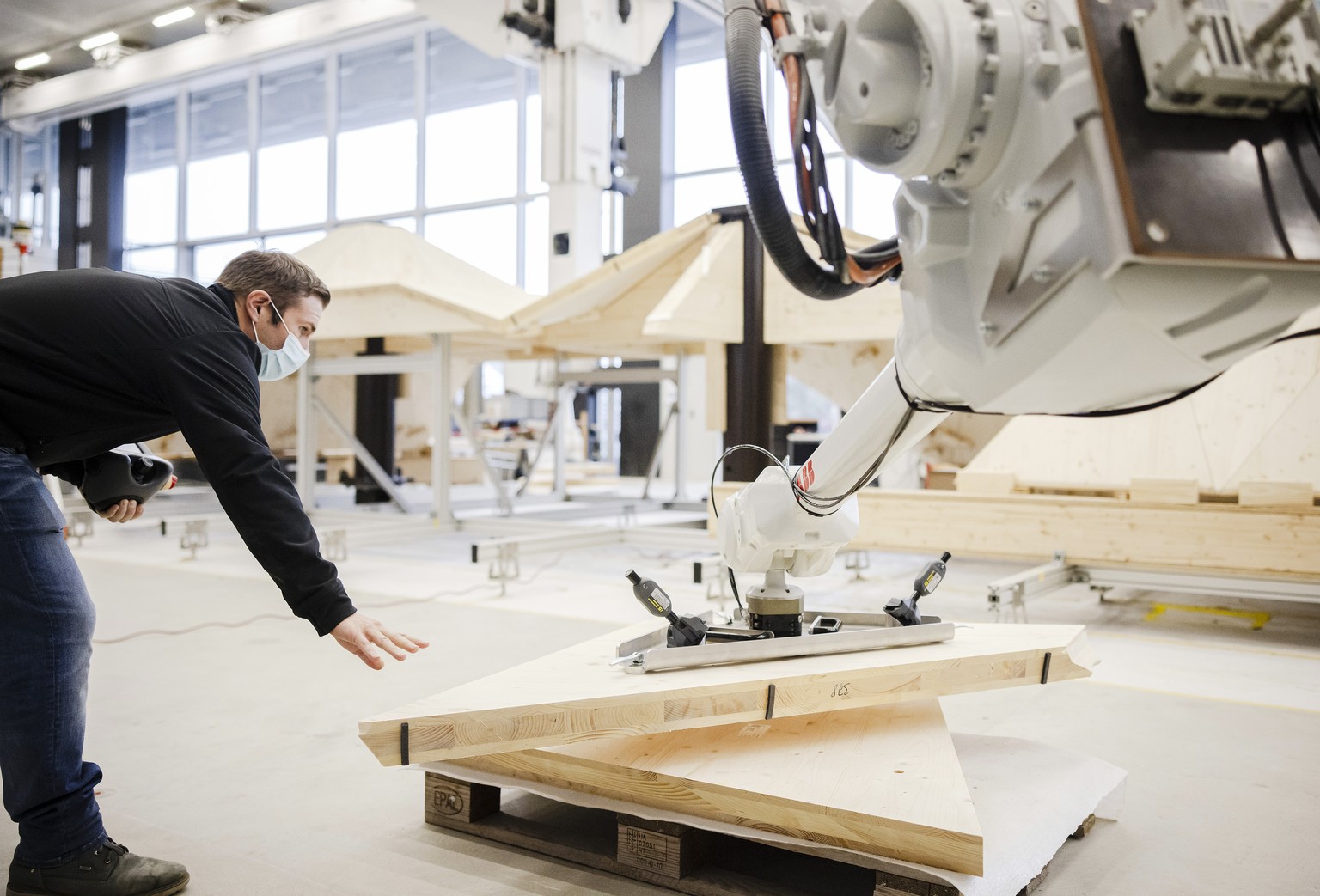 Philippe Fleischmann, Roboter Techniker, steuert die Roboter mit Holzelementen beim Bau einer bepflanzten architektonischen Skulptur, Haengende Gaerten, Semiramis im robotischen Fertigungslabor der ET ...