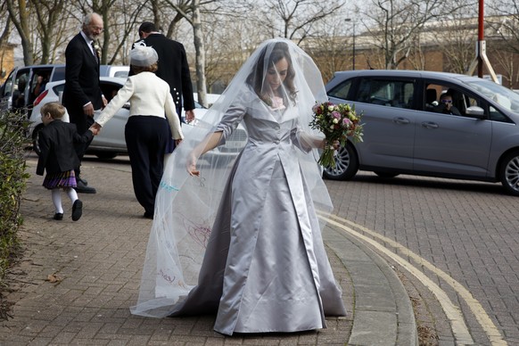 epaselect epa09844121 Stella Moris arrives at HMP Belmarsh for her wedding to Julian Assange in London, Britain, 23 March 2022. British designer Vivienne Westwood designed Ms Moris&#039; wedding dress ...