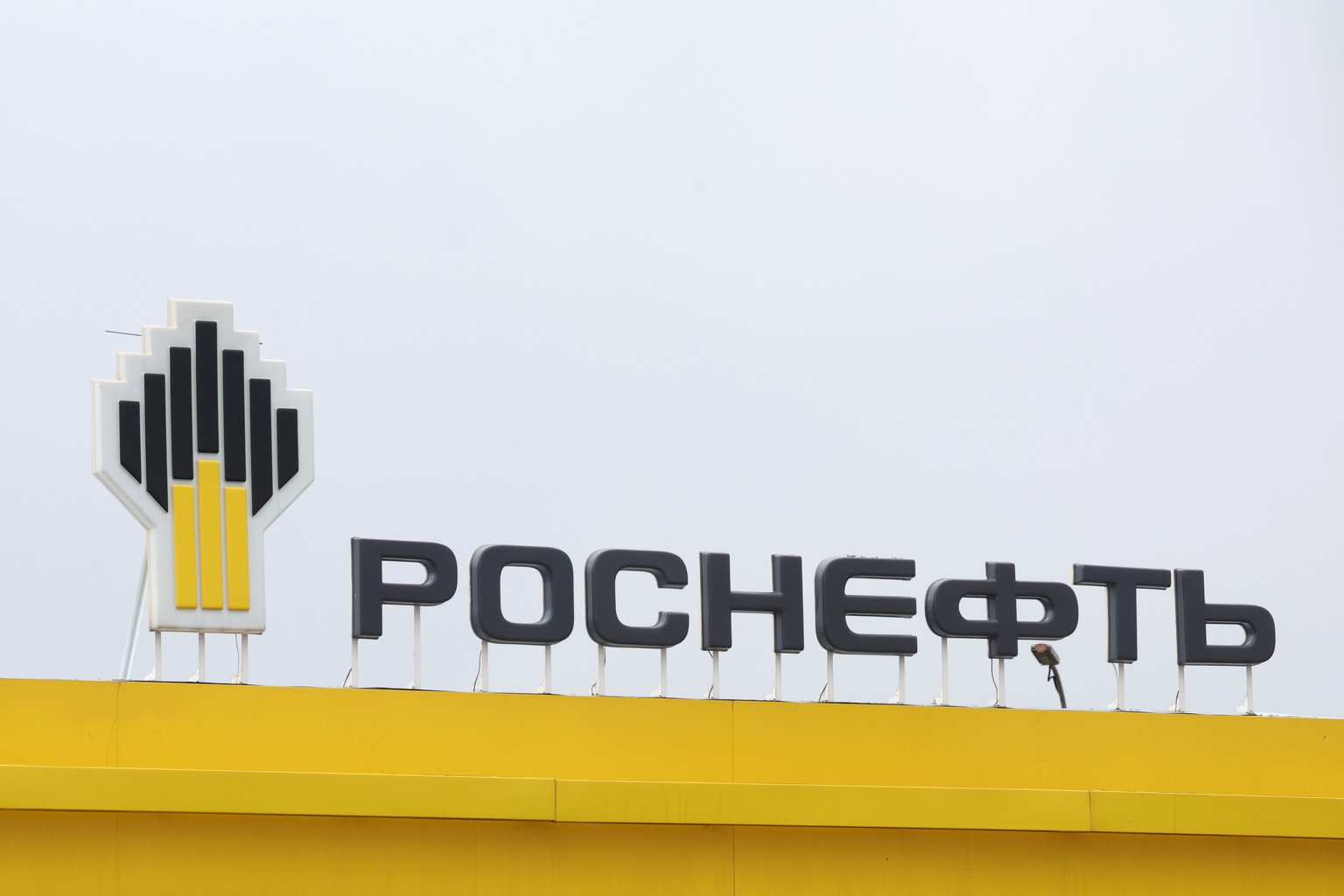 epa12486040 Signage at a gas station of Russian integrated energy company PJSC Rosneft, one of the largest Russian oil producing companies, in Moscow, Russia, 27 October 2025. EPA/MAXIM SHIPENKOV