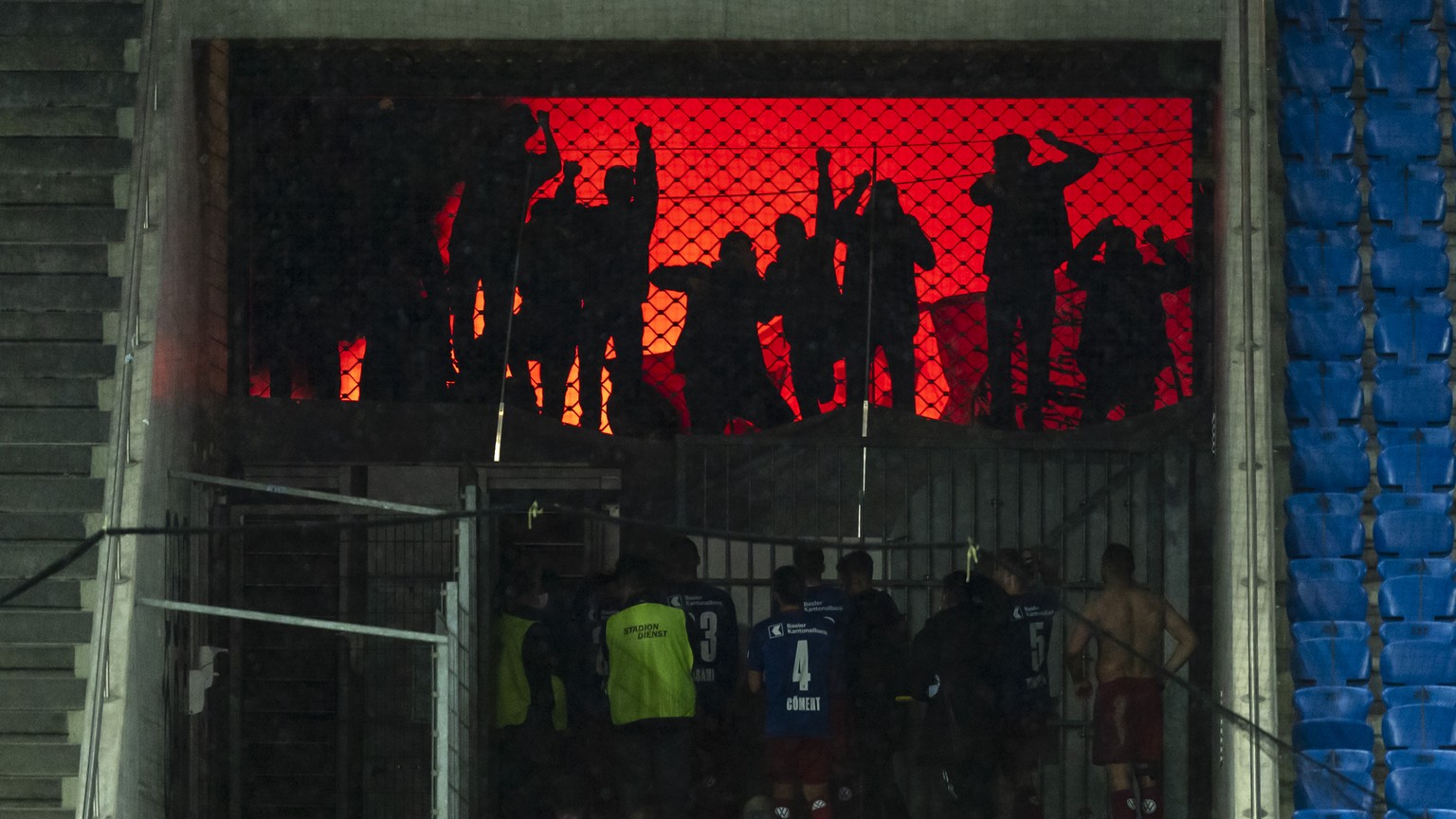 Basles Fans feiern ihre Spieler nach dem Fussball Meisterschaftsspiel der Super League zwischen dem FC Basel 1893 und dem FC Lugano im Stadion St. Jakob-Park in Basel, am Dienstag, 11. Mai 2021. (KEYS ...