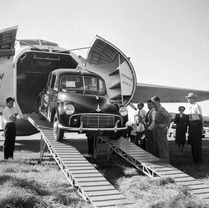 Das Autotransportflugzeug des Typs Bristol 170 der Silver City Airlines bei der grossen Flugschau an der Eroeffnungsfeier des Flughofes des Flughafens Zuerich Kloten am 31. August 1953. (KEYSTONE/PHOT ...