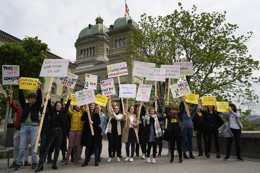 Aktivisten mit Plakaten fotografiert waehrend einer Aktion gegen sexuelle Gewalt an Frauen in der Schweiz vor dem Bundeshaus in Bern, auf der Bundesterrasse, am Dienstag, 21. Mai 2019. Amnesty Interna ...