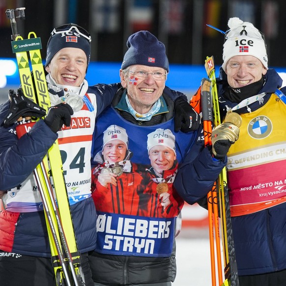 VM i skiskyting - 20 km menn Medaljeseremoni Nove Mesto na Morave, Tsjekkia 20240214. F..v. solvvinner Tarjei Bo, pappa Klemet Thingnes Bo, gullvinner Johannes Thingnes Bo og eldstebror Rasmus pa prem ...