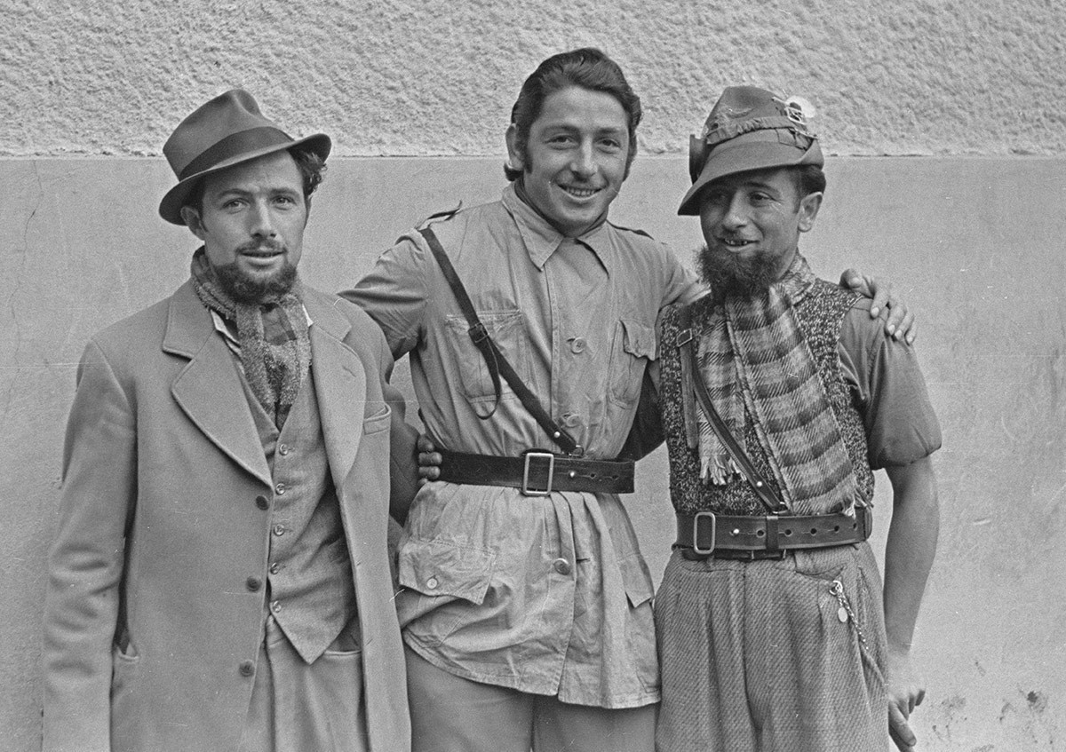 Drei Partisanen aus der Region Ossola, fotografiert im Herbst 1944 in Bern. Luigi Fumagalli (Mitte) floh im Januar 1945 aus dem Lager Schwarzsee und kehrte ins Val Cannobina zurück.
https://www.query. ...