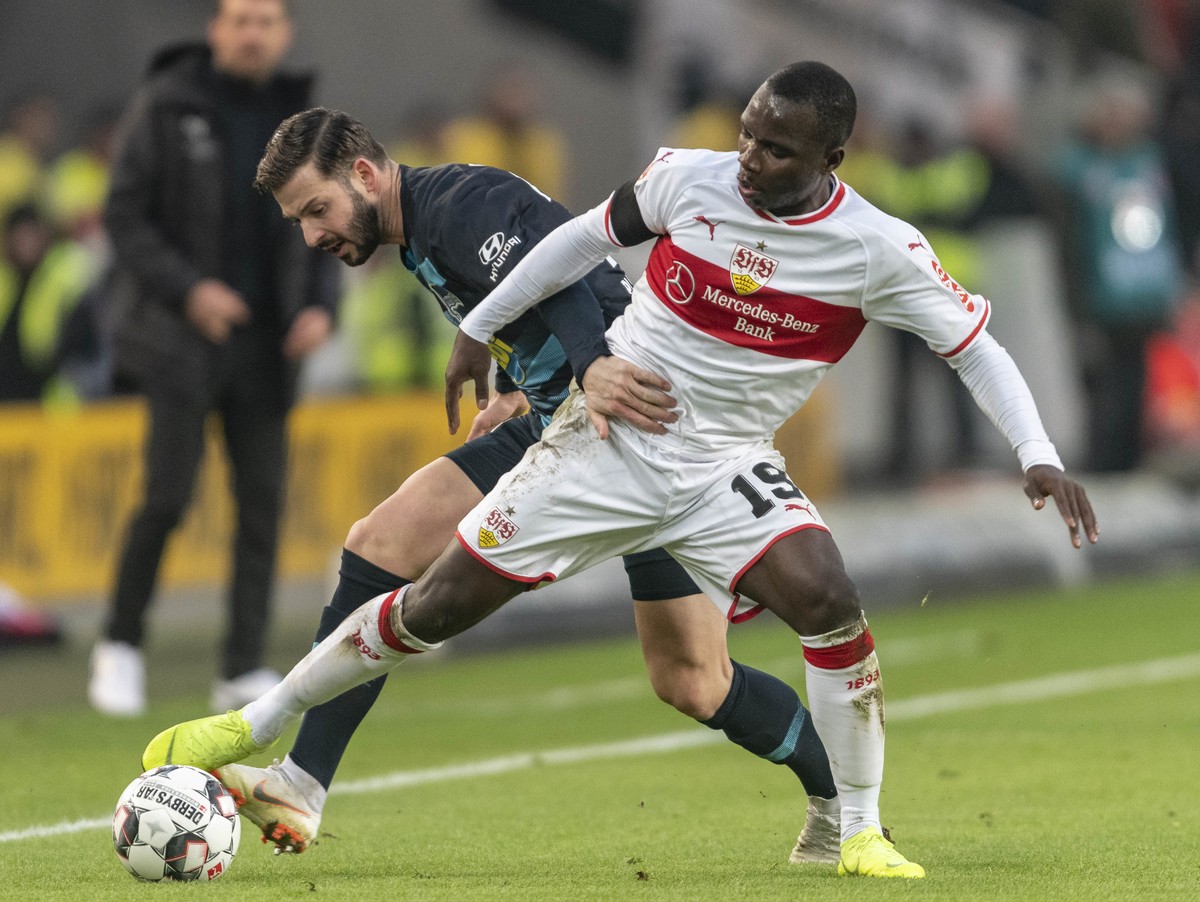 Stuttgart's Chadrac Akolo, right, and Hertha's Marvin Plattenhardt challenge for the ball during the German Bundesliga soccer match between VfB Stuttgart and Hertha BSC Berlin in Stuttgart,  ...