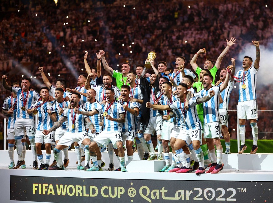 Mandatory Credit: Photo by Kieran McManus/Shutterstock 13670809hn Lionel Messi lifts the trophy after Argentina win the World Cup Argentina v France, FIFA World Cup, WM, Weltmeisterschaft, Fussball 20 ...