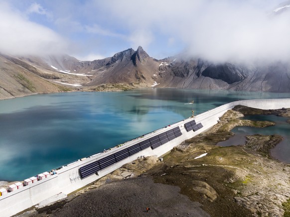 ARCHIVBILD ZUM START DER STROMPRODUKTION DER &quot;ALPIN SOLAR&quot; SOLARANLAGE BEI DER MUTTSEE-STAUMAUER, AM FREITAG, 8. OKTOBER 2021 - Blick auf die Baustelle von &quot;Alpin Solar&quot;, aufgenomm ...