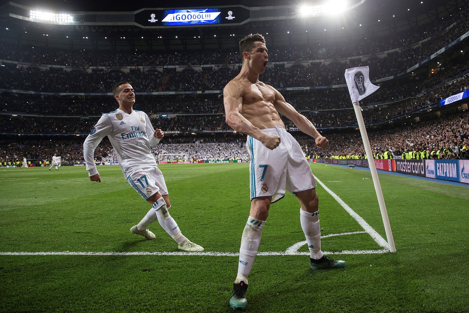 epaselect epa06662446 Real Madrid&#039;s Cristiano Ronaldo (R) celebrates next to Lucas Vazquez (L) after scoring the 1-3 during the UEFA Champions League quarter final, second leg soccer match betwee ...