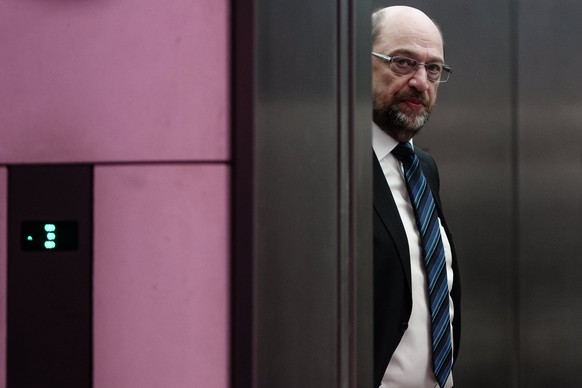 epa06488517 The leader of the Social Democratic Party (SPD), Martin Schulz, leaves with an elevator, after he talked to press at the German parliament &#039;Bundestag&#039; in Berlin, Germany, 31 Janu ...