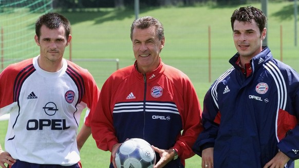 Ottmar Hitzfeld, coach of FC Bayern Munich soccer club presents the newcomers to his team for the upcoming season in Munich, Monday, July 3, 2000. At left French player Willy Sagnol, at right Ciriaco  ...