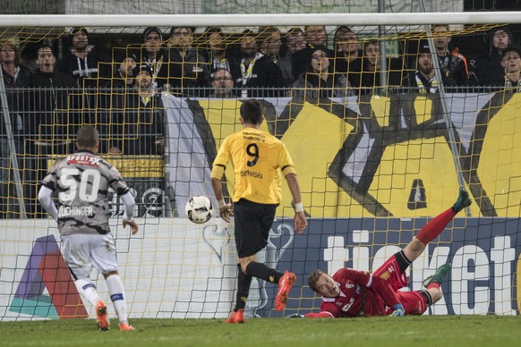 Shkelqim Demhasaj, Mitte, von Schaffhausen spielt den Ball gegen Sittener Torhueter Anton Mitryushkin rechts, beim Fussballcup 1/8-Finalspiel FC Schaffhausen gegen den FC Sion im Stadion Breite in Sch ...