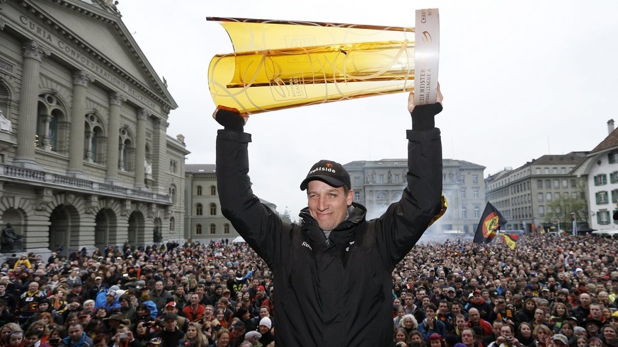 Antti Toermaenen, Trainer des SC Bern, haelt den Meisterpokal hoch bei der Meisterfeier des SCB am Samstag, 20. April 2013 auf dem Bundesplatz in Bern. (KEYSTONE/Peter Klaunzer)