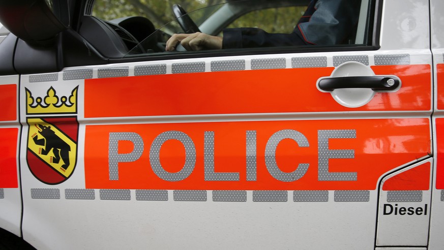 Detail view of the door of a police car of the cantonal police of Berne with the cantonal coats of arms and police letting photographed on October 6, 2015, in Berne, Switzerland. (KEYSTONE/Peter Klaun ...