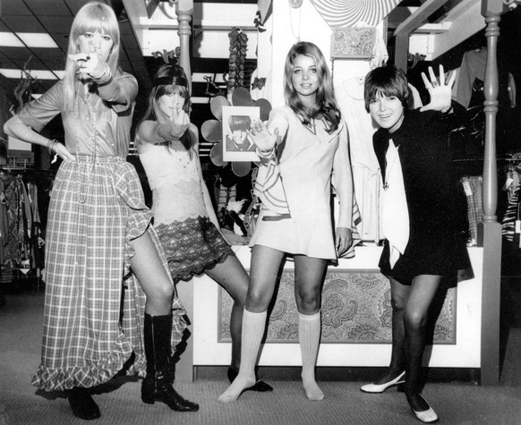 Bild vom 25. Oktober 1968 zeigt die britische Designerin Mary Quant, rechts, mit den Models Amanda Tear, Rory Davis und Penny Yates, von links, bei einer Praesentation ihrer Mod-Kreationen in Little R ...