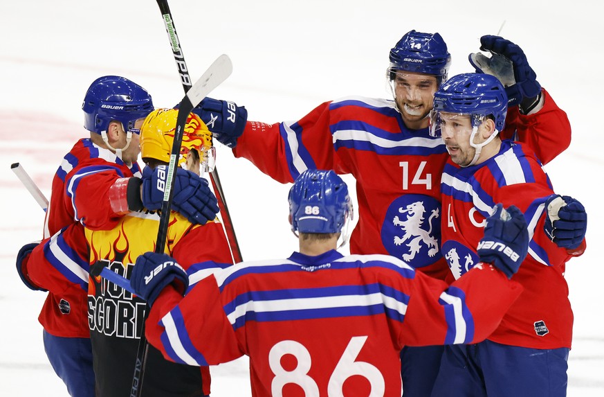 Zuerichs Patrick Geering, rechts, jubelt mit Team Kollegen nach seinem Tor zum 1:0 gegen Lausanne, im Eishockeyspiel der National League zwischen den ZSC Lions und dem Lausanne HC, LHC, im Zuercher Ha ...