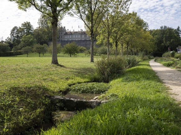 Prangins VD hat nach Meinung des Heimatschutzes Naherholungsgebiete erhalten. Die Parkanlage hinter dem Schloss Prangins (l), Sitz des Schweizerischen Nationalmuseums in der Romandie, mit einem freige ...