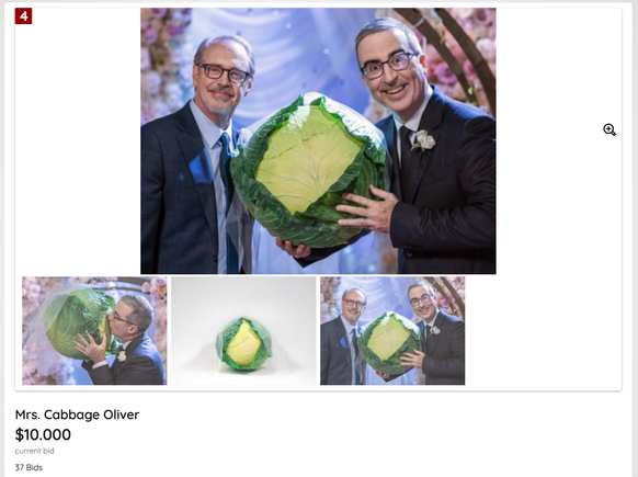 Objekte, die von «Last Week Tonight» versteigert werden, um den öffentlich-rechtlichen Rundfunk in den USA zu unterstützen. Aus dem Staffelfinale 2025 (16. November 2025). John Oliver.