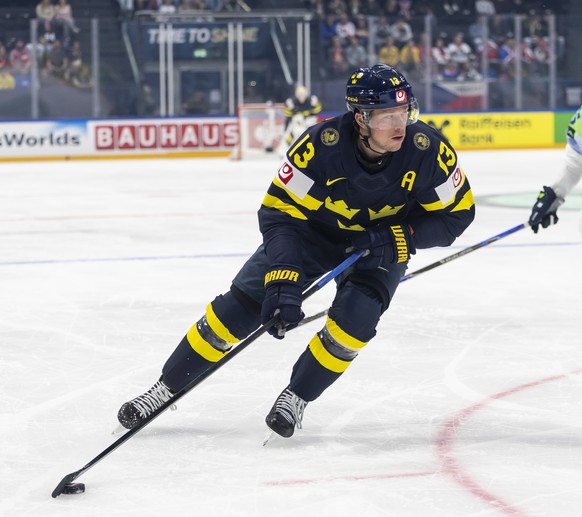 epa12979492 Sweden's Lucas Raymond in action during the 2026 IIHF Men's Ice Hockey World Championship preliminary round group B game between Sweden and Slovenia, in Fribourg, Switzerland, 20 ...