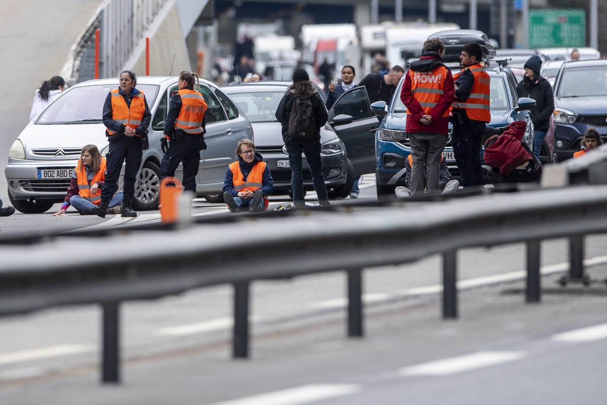 Plusieurs sympathisants de Renovate Switzerland avaient pris place sur l'autoroute A2 près d'une entrée du tunnel.