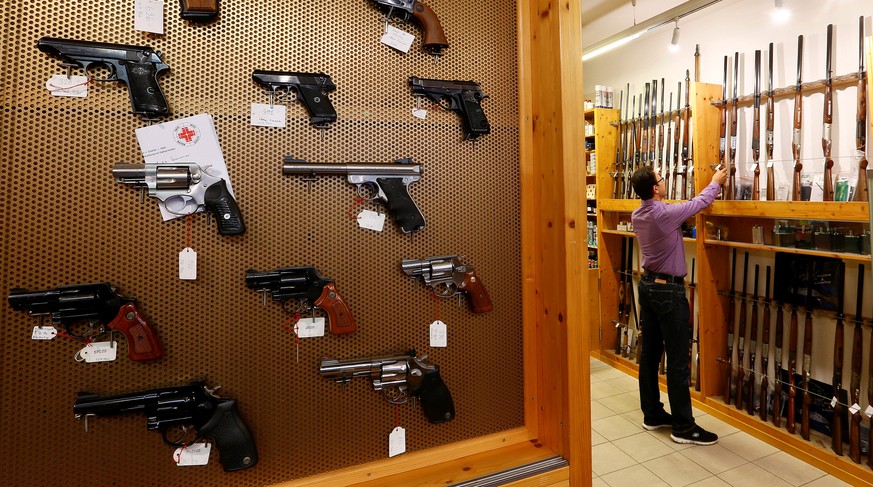 Handguns and sporting guns are displayed at Wyss Waffen gun shop in the town of Burgdorf, Switzerland August 10, 2016. Picture taken August 10, 2016. REUTERS/Arnd Wiegmann TPX IMAGES OF THE DAY