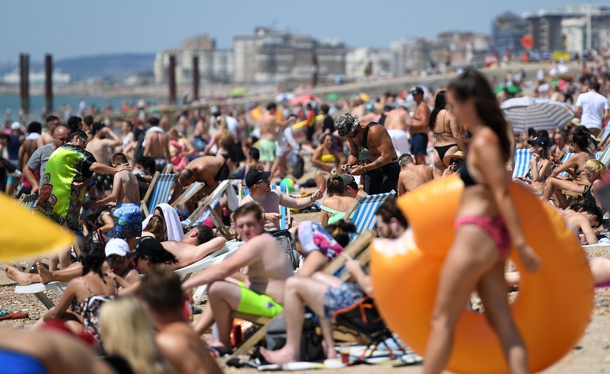 epa08508255 Thousands of people soak up the sun on Brighton beach, in Brighton, Britain, 25 June 2020. Temperatures of 33 degrees Celsius have brought people to the beaches and parks as Britain contin ...