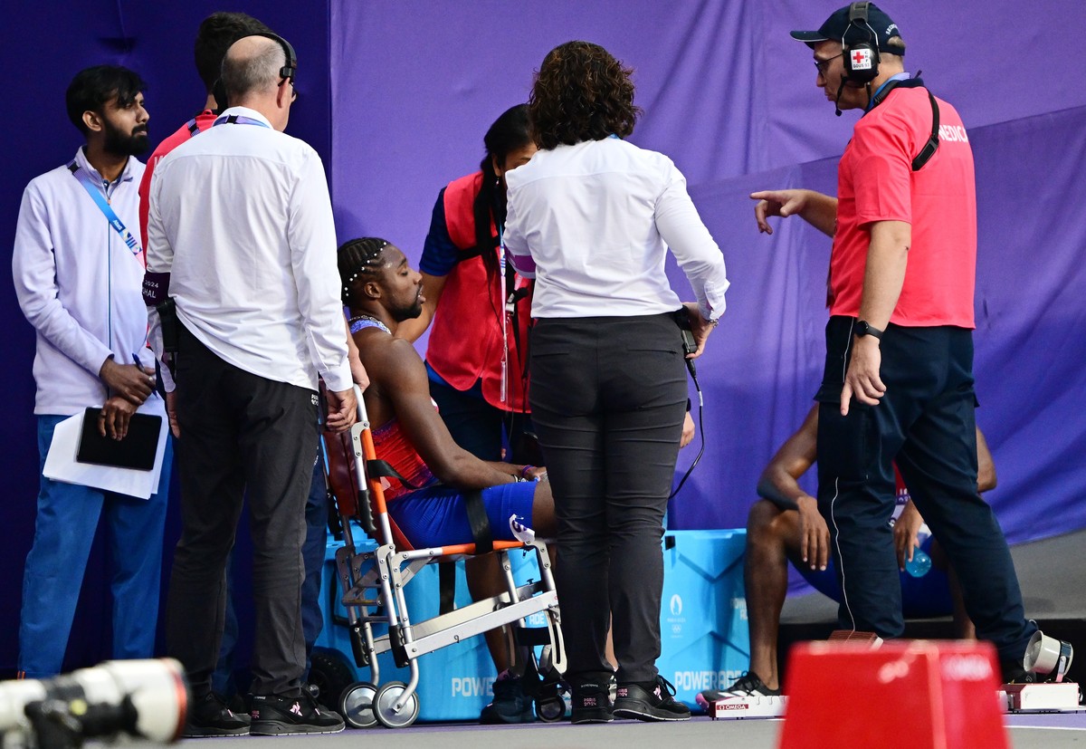 epa11537754 Noah Lyles of the USA sits down after competing the Men 200m final of the Athletics competitions in the Paris 2024 Olympic Games, at the Stade de France stadium in Saint Denis, France, 08  ...
