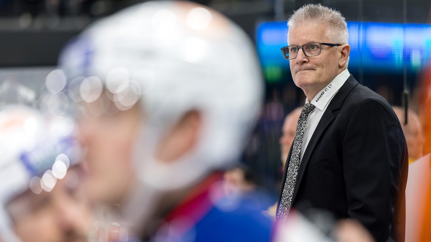 ZSC Lions&#039; Trainer Marc Crawford im Eishockey Qualifikationsspiel der National League zwischen dem EV Zug und den ZSC Lions am Dienstag, 28. November 2023 in der Bossard Arena in Zug. (KEYSTONE/P ...