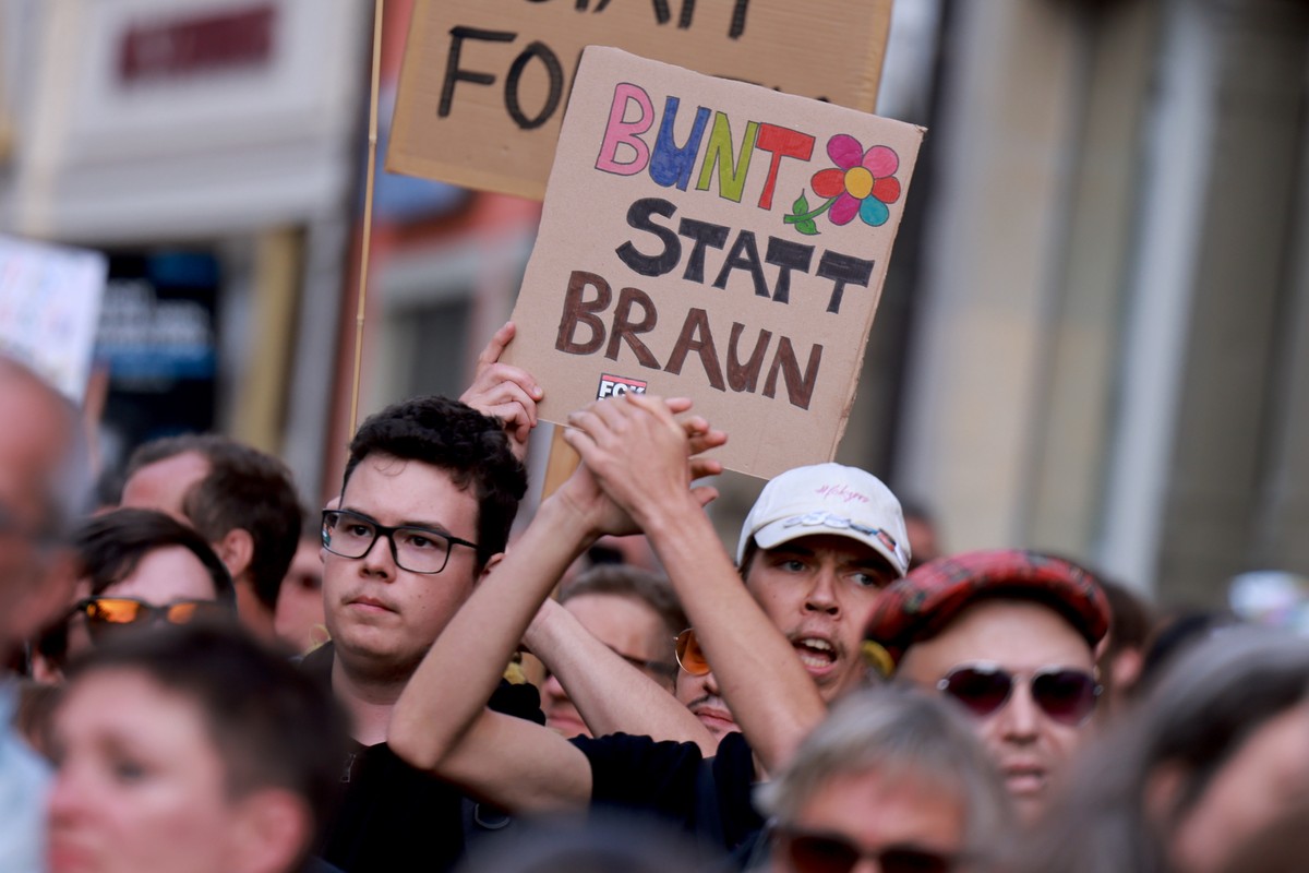 epa13189366 People protest against a campaign event of Ulrich Siegmund, lead candidate of the far-right Alternative for Germany (AfD), prior to state elections in Saxony-Anhalt, in Naumburg, Germany,  ...