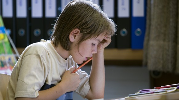ARCHIVBILD - ZUR TASCHENGELD STUDIE STELLEN WIR IHNEN DIESES BILDMATERIAL ZUR VERFUEGUNG - A pupil takes a mathematics test in the class room at the elementary school in Monstein near Davos in the can ...