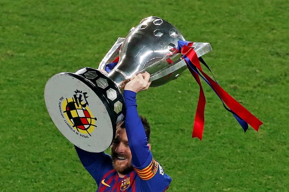 epaselect epa07533455 FC Barcelona's player Lionel Messi holds the championship trophy after winning their match against UD Levante at the Camp Nou stadium in Barcelona, Spain, 27 April 2019. EPA/Albe ...