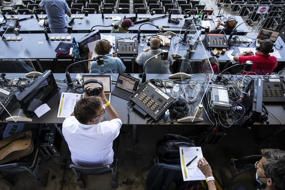 SRF Moderator Sascha Ruefer sitzt an seinem Platz auf der Journalistentribuene, im Super League Spiel zwischen dem BSC Young Boys Bern und dem FC Lugano, am Sonntag, 5. Juli 2020 im Stadion Wankdorf i ...