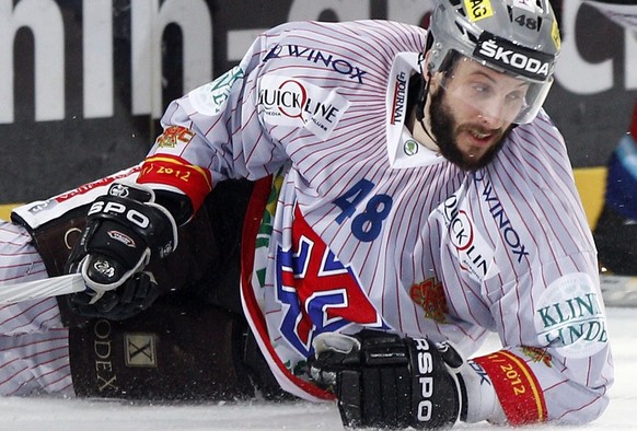 Rapperswil-Jona Lakers Stuermer Antonio Rizzello, links, und EHC Biel Stuermer Philipp Wetzel am Boden nach einem Duell beim Eishockey Meisterschaftsspiel der National League A zwischen den Rapperswil ...