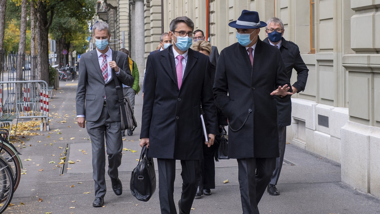 Lukas Engelberger, Praesident der Gesundheitsdirektorenkonferenz, und Bundesrat Alain Berset, von links, auf dem Weg zu einer Medienkonferenz anlaesslich eines Treffens zwischen dem Bund und den Spitz ...