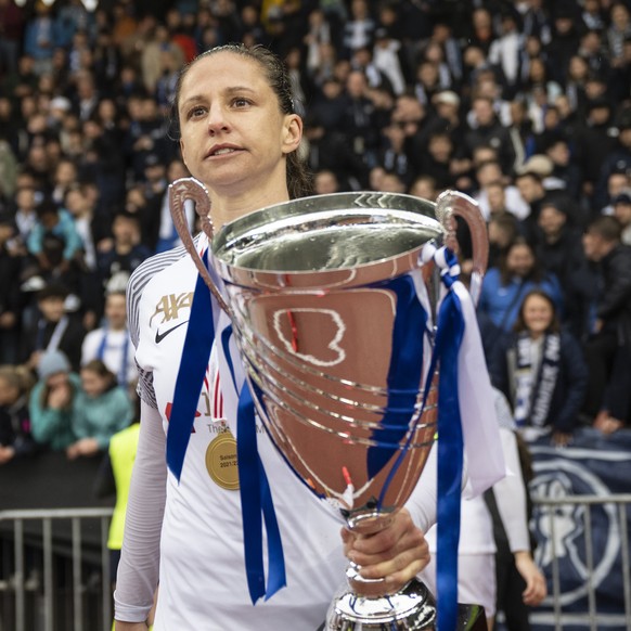 Zuerichs Fabienne Humm freut sich mit dem Pokal nach ihrem Sieg im Fussball Cupfinal FC Zuerich Frauen gegen den Grasshopper Club Zuerich im Letzigrund, am Samstag, 30. April 2022 in Zuerich. (KEYSTON ...