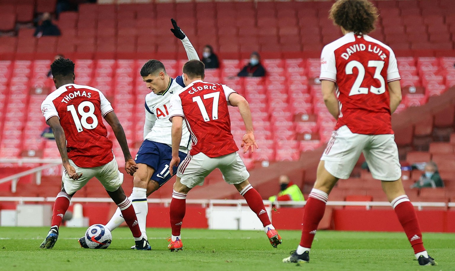 Per Rabona zaubert Tottenhams Erik Lamela den Ball ins Arsenal-Tor.