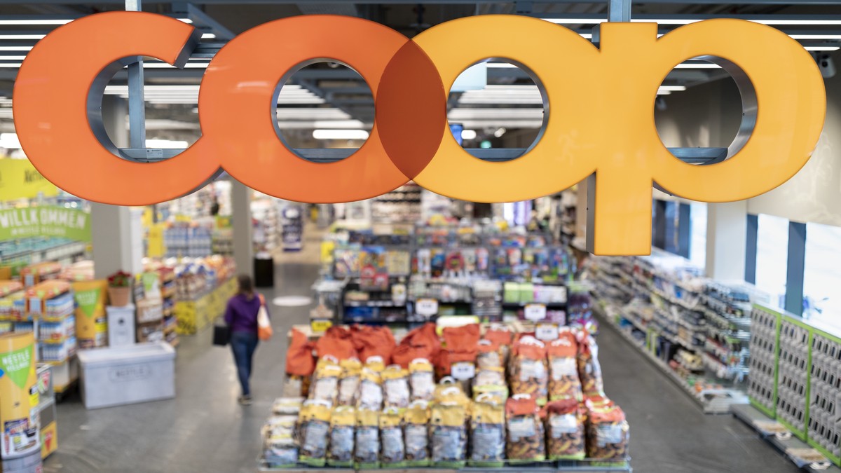 The logo of retailer Coop at the Coop branch in the shopping center Seewen Markt in Seewen, Canton of Schwyz, Switzerland, on May 15, 2018. (KEYSTONE/Gaetan Bally)..Das Coop Logo in der Filiale des De ...