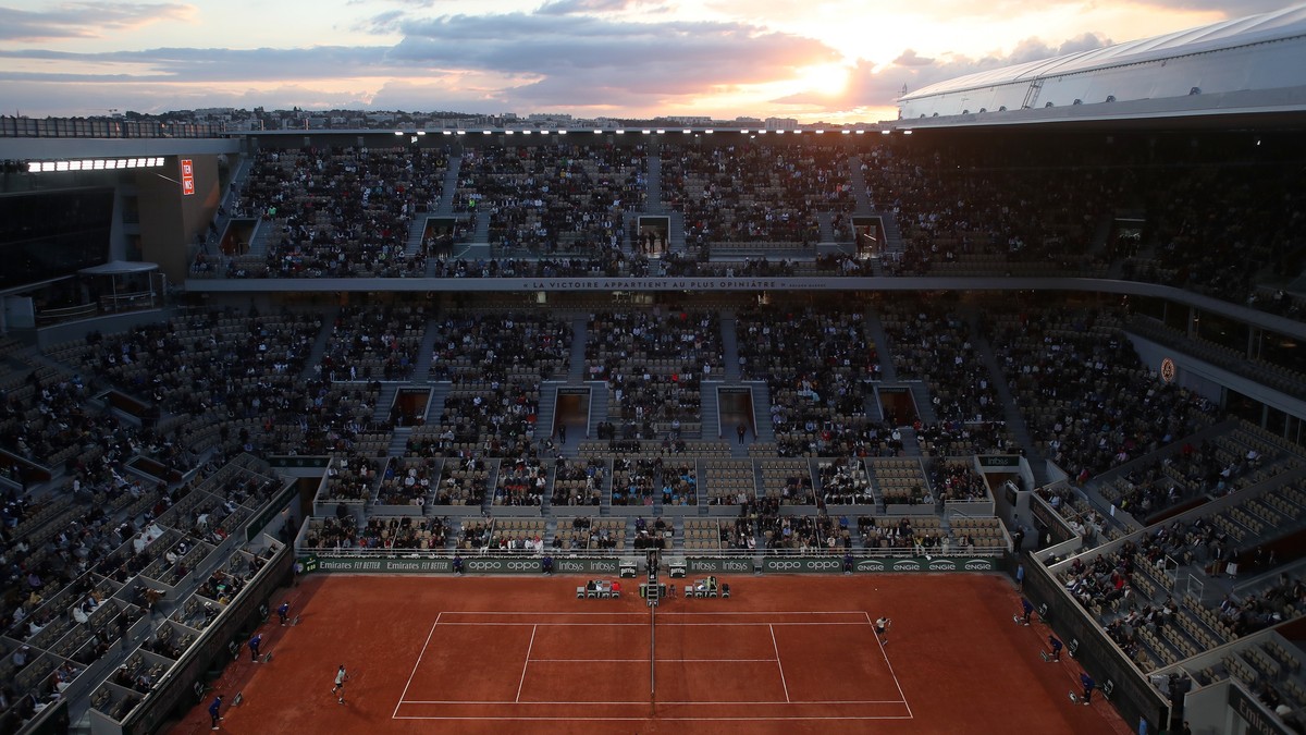 epa09985264 General view of Court Philippe-Chatrier during the men's fourth round match between Karen Khachanov (L) of Russia and Carlos Alcaraz (R) of Spain at the French Open Grand Slam tennis  ...