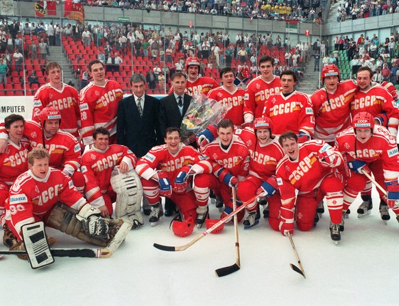 «Väterchen» Tichonow mit dem Weltmeister-Team 1990.