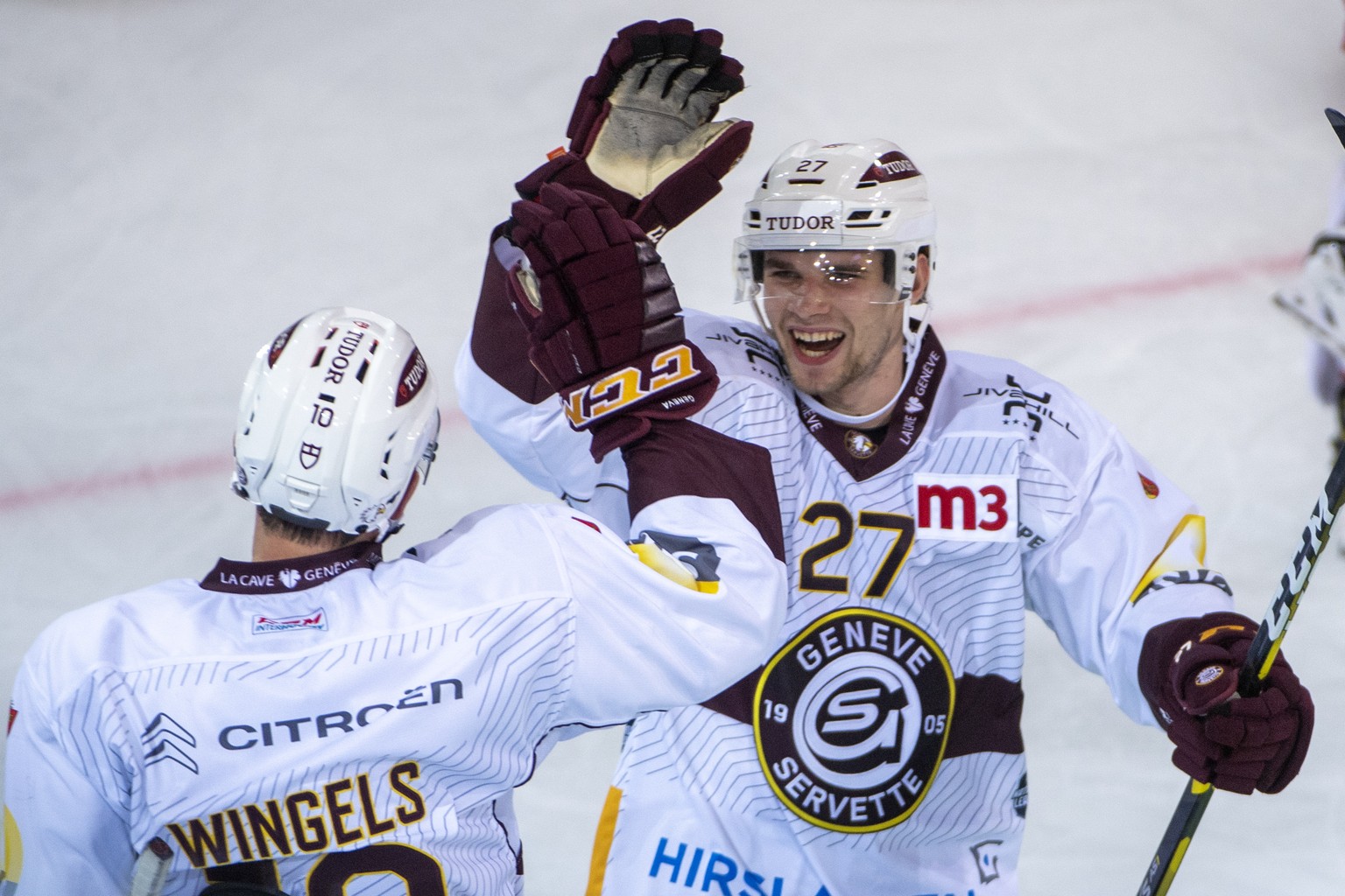 Servettes, Tommy Wingels, links, und Deniss Smirnovs, rects jubeln, waehrend dem Meisterschaftsspiel der National League, zwischen den SCL Tigers und dem HC Genf-Servette, am Freitag 13. September 201 ...