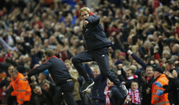 Jürgen Klopp fliegt nach dem 1:0 durch die Lüfte.