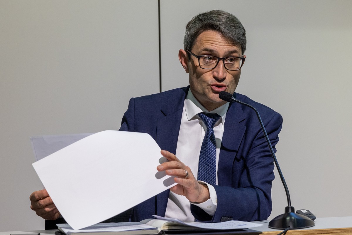 Regierungsrat Lukas Engelberger, Vorsteher des Gesundheitsdepartements. informiert am Mittwoch, 9. Februar 2022 im Congress Center Basel, die anwesenden Medien ueber den Verlauf der Basler Fasnacht 20 ...