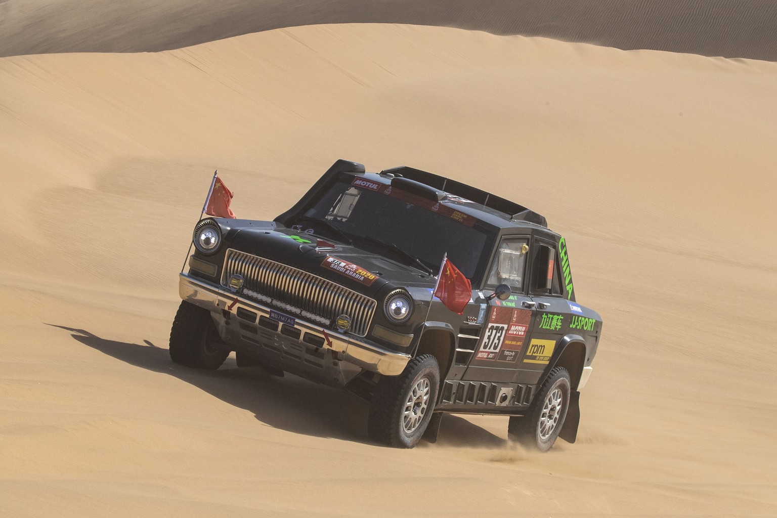 epa08124825 Yuqiao Zhao of China (Qian&#039;an Jiu Jiang Landsail Racing Club) drives his Chevrolet during stage eight of the Rally Dakar 2020 in Wadi Al-Dawasir, Saudi Arabia, 13 January 2020. EPA/AN ...