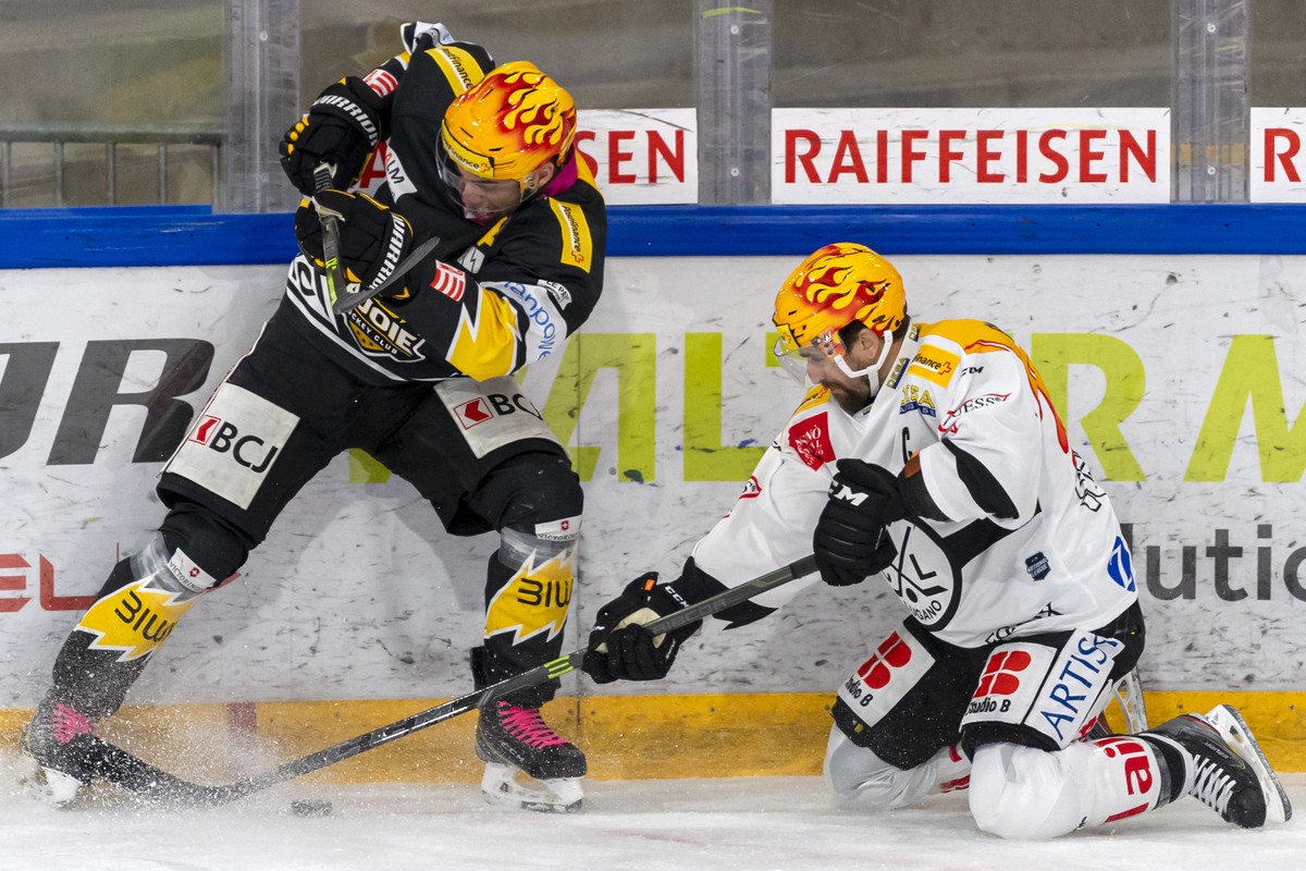Ajoies PostFinance Top Scorer Philip-Michael Devos, links, gegen Luganos PostFinance Top Scorer Mark Arcobello, rechts, beim Eishockey-Qualifikationsspiel der National League zwischen dem HC Ajoie und ...