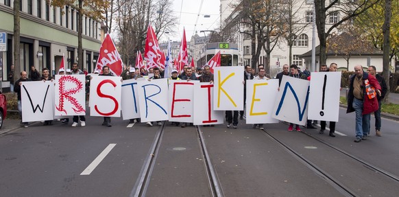 «Wir Streiken»: Die Protestierenden ziehen durch die Zürcher Innenstadt.