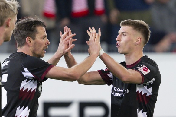 Christian Witzig (SG), rechts, und Lukas Goertler (SG) feiern den Treffer zum 2-2 im Fussball Meisterschaftsspiel der Swiss Super League zwischen FC Thun, FCT, und FC St.Gallen 1879, SG, vom jeudi, 5. ...